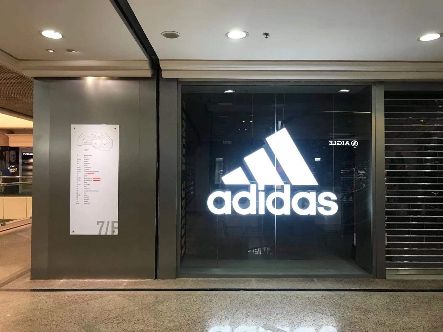 香港阿迪達(dá)斯門(mén)店